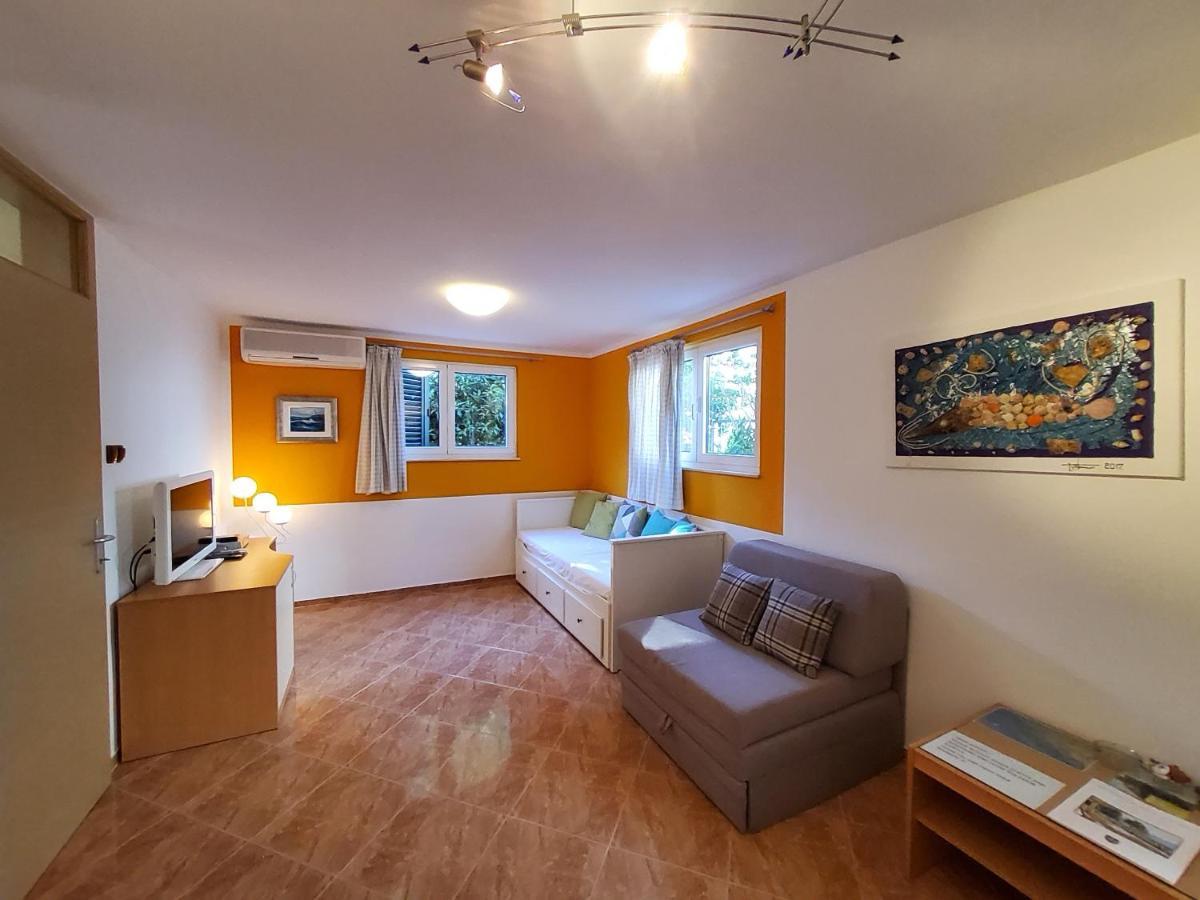 Apartments Petra I Karlo Turanj Bilik gambar